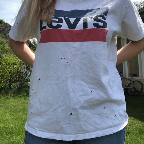 Distressed, oversized Levi’s tee shirt - Picture 3 of 3